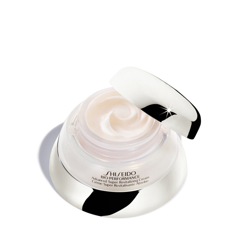 "Un frasco abierto de la crema Shiseido Bio-Performance Advanced Super Revitalizing Cream. El frasco deja ver la crema de textura rica que contiene. Lleva el logotipo de Shiseido y el nombre del producto".