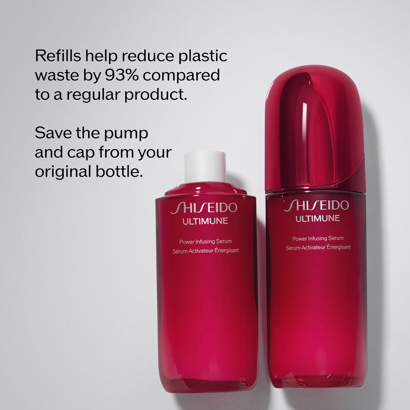 Un envase recargable de Shiseido Ultimune Power Infusing Serum con tapa blanca junto al envase original con dosificador, ambos en un vibrante color fucsia. El texto promueve la reducción de residuos plásticos en un 93% mediante recargas y aconseja guardar el dosificador y la tapa originales.