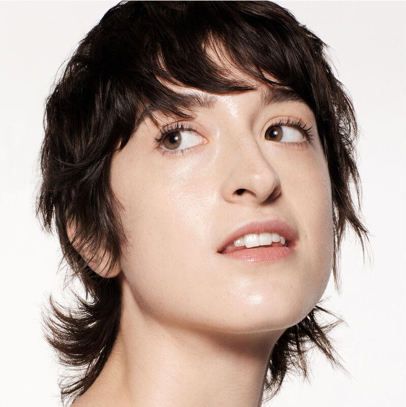 A swatch of the Shiseido Revitalessence Skin Glow Foundation SPF 30 in shade 140 Porcelain &ndash; a balanced tone with a slight rose tone for fair skin &ndash; against a white background, showing the product&rsquo;s serum-like texture that weightlessly glides into skin for a glowing makeup finish.